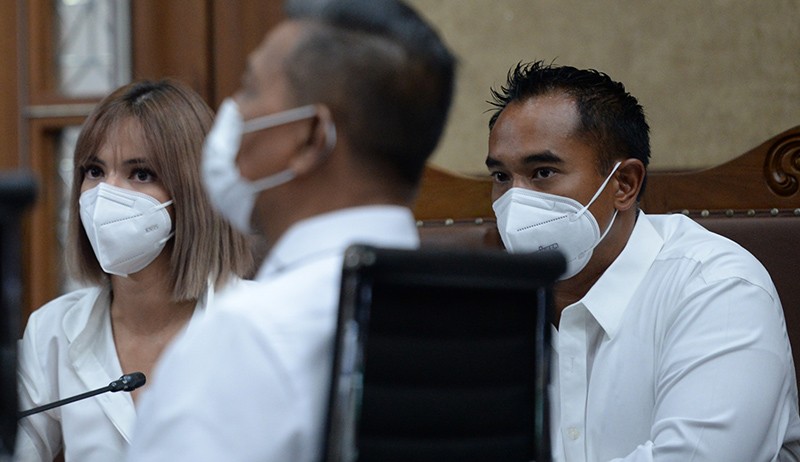 Sidang Lanjutan Kasus Narkoba, Nia Ramadhani-Ardi Bakrie Pakai Baju Putih - Bagian 3