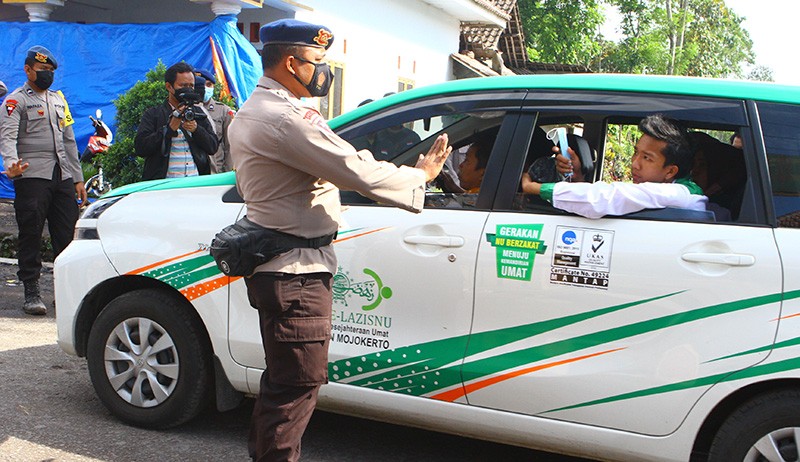 Cegah Wisatawan Masuk, Polisi Sekat Jalan Menuju Lokasi Bencana Gunung Semeru - Bagian 2