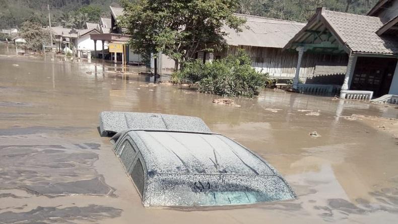 Mobil Satgas Bencana UNS Solo Tertimbun Lahar Gunung Semeru, Begini Ceritanya 