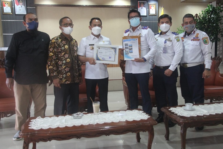 Wali Kota Palangka Raya Terima Piagam IKM atas Layanan Si Lancip