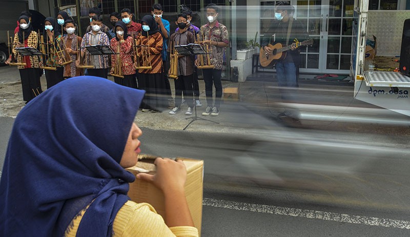 Pelajar Kumpulkan Donasi dengan Bermain Angklung untuk Korban Gunung Semeru - Bagian 2
