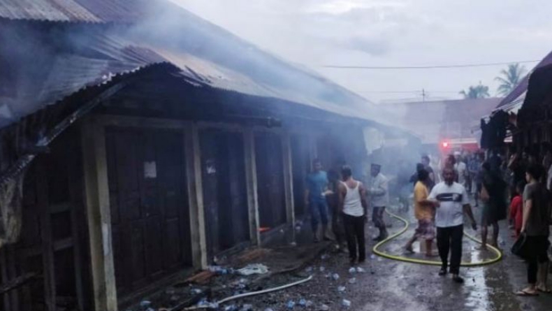 Kompleks Pasar Simpang Peuet Nagan Raya Terbakar, 20 Kios Hangus