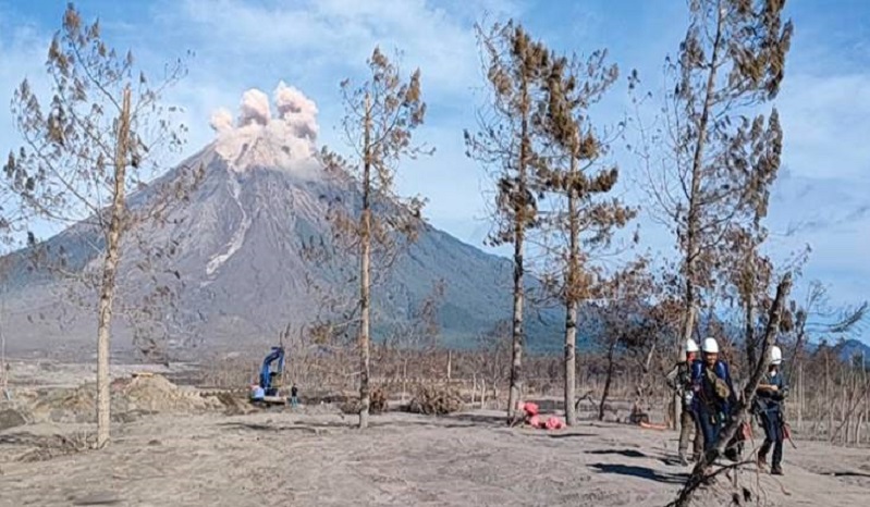 Gunung Semeru Erupsi Lagi, Relawan di Curah Kobokan Panik Selamatkan Diri 
