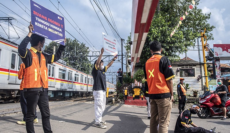 Sosialisasi Keselamatan Perlintasan Kereta, Relawan Tidur di Tengah Rel - Bagian 3