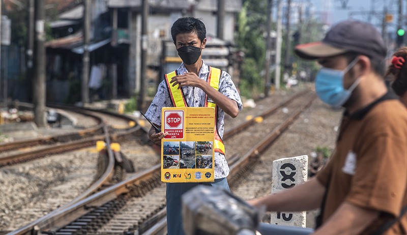 Sosialisasi Keselamatan Perlintasan Kereta, Relawan Tidur di Tengah Rel - Bagian 2