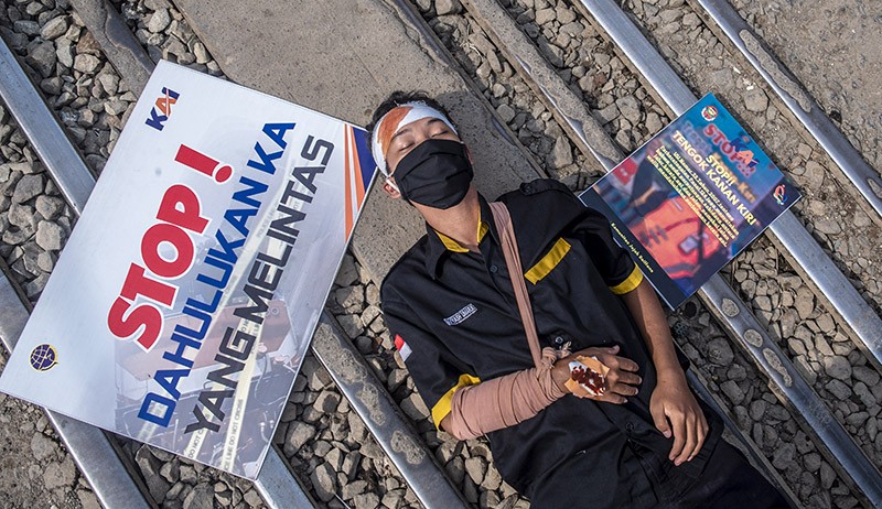 Sosialisasi Keselamatan Perlintasan Kereta, Relawan Tidur di Tengah Rel - Bagian 1