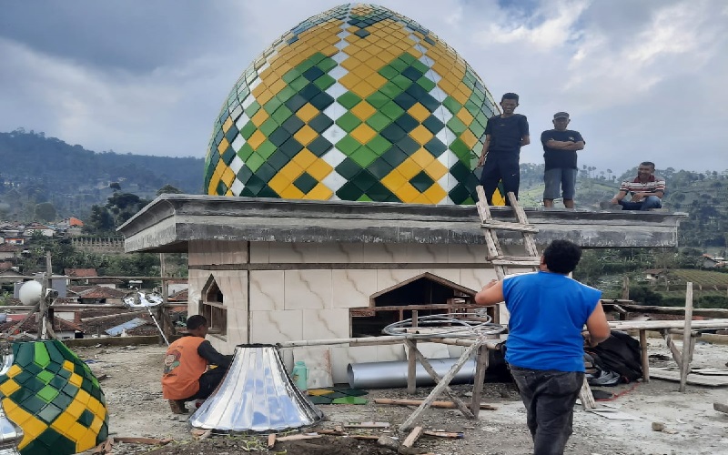 Warga Cikole Lembang KBB Semringah Dapat Bantuan 2 Kubah Masjid dari HDCI