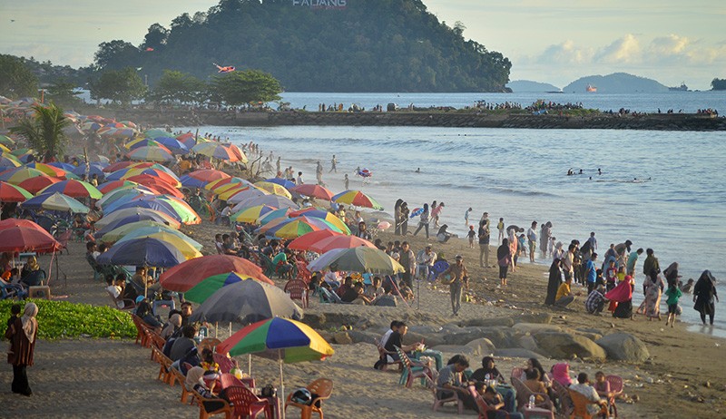 Pantai Muaro Lasak Padang Ramai Pengunjung - Bagian 1