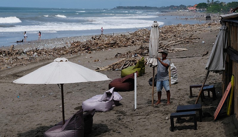 Potret Pantai Berawa Kuta Utara Dipenuhi Tumpukan Sampah - Bagian 2
