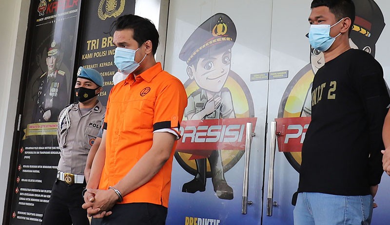 Tampang Artis Bobby Joseph Pakai Baju Tahanan karena Kasus Narkoba - Bagian 2