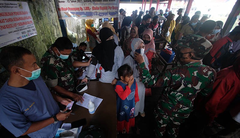 Aparat Gabungan TNI Polri Sidak Penumpang yang Belum Vaksin Covid-19 - Bagian 1