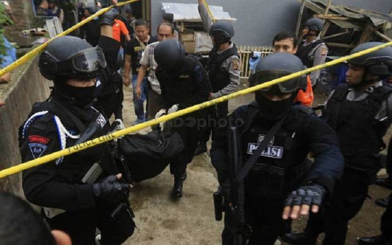 Densus 88 Geledah Rumah Terduga Teroris di Lampung, Temukan CD dan Buku Jihad