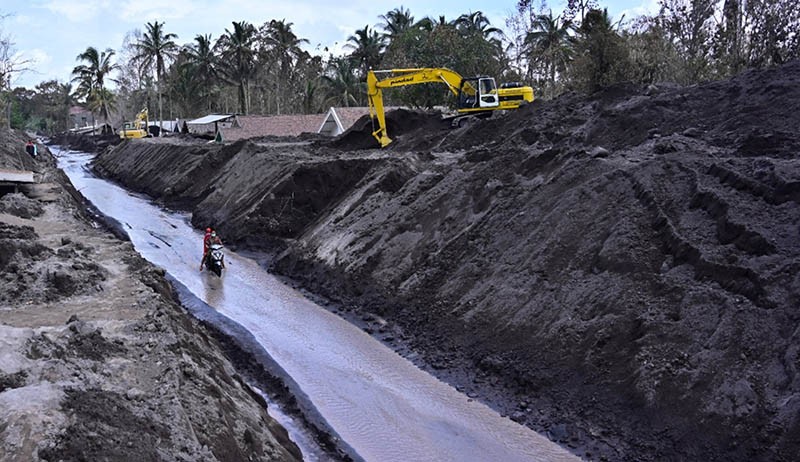 Tertutup lahar hujan, Akses Jalan Nasional Lumajang-Malang Mulai Dibersihkan  - Bagian 1