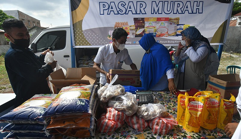 Pasar Murah Nataru Diserbu, Warga Berebut Membeli Minyak Goreng - Bagian 2