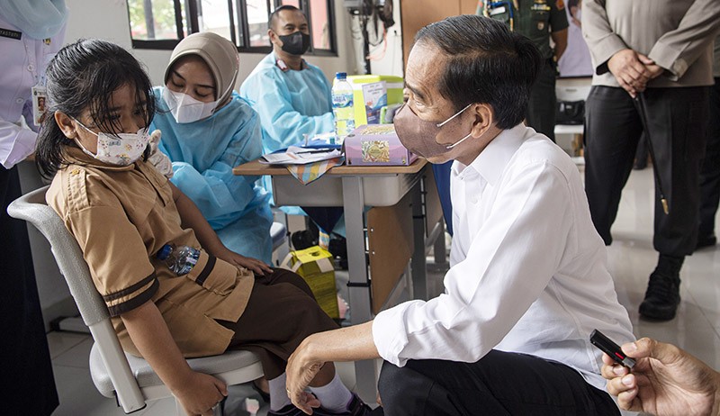 Momen Presiden Jokowi Kasih Dua Jempol untuk Anak yang Berani Disuntik Vaksin - Bagian 3