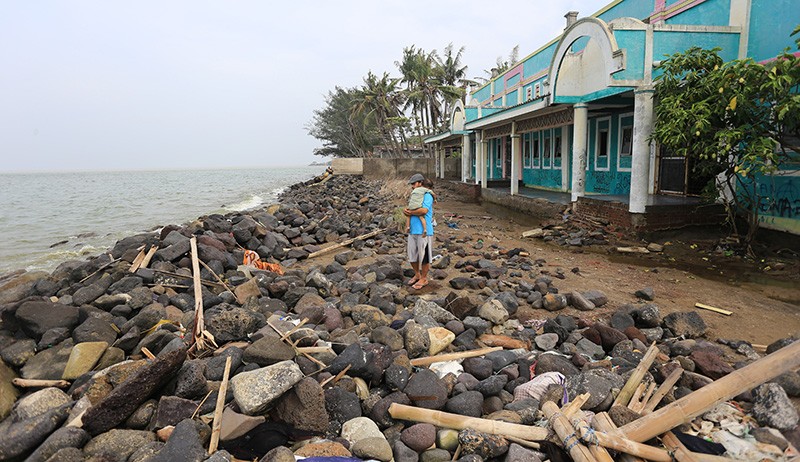Bangunan Pesisir Pantai Indramayu Rusak akibat Abrasi - Bagian 1