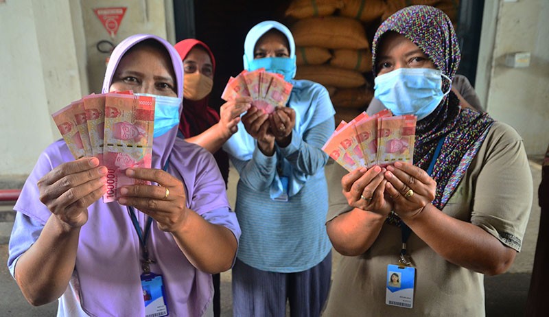 Wajah Semringah Puluhan Ribu Buruh Rokok di Kudus Dapat BLT Rp600.000 - Bagian 1