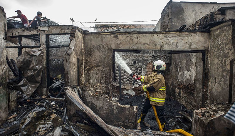 Permukiman Padat Penduduk Kramat Pulo Senen Ludes Terbakar - Bagian 1