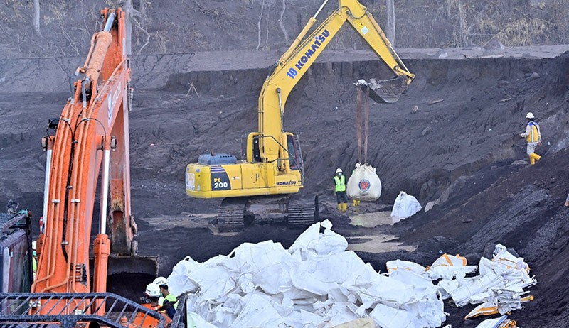 Pengalihan Aliran Lahar Hujan Gunung Semeru Gunakan Jumbo Bag - Bagian 2