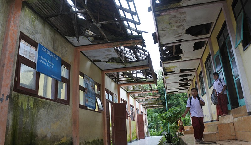 Potret Siswa SD Situbondo Belajar di Ruang Kelas yang Rusak - Bagian 3