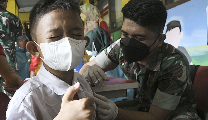 Pelajar Bekasi Berumur 6-11 Tahun Disuntik Vaksin Covid-19 - Bagian 1