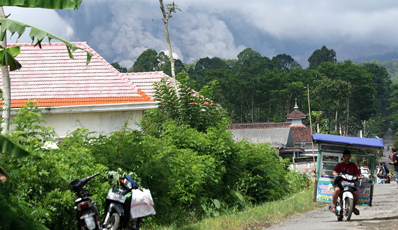 Gunung Semeru Kembali Erupsi, Warga dan Relawan Panik - Bagian 2