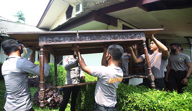Pengosongan Rumah Dinas Polri, Personel Brimob Keluarkan Barang Milik Penghuni - Bagian 1