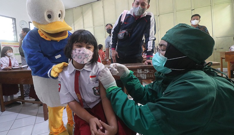 Anak Usia 6-11 Tahun di Jawa Timur Mulai Disuntik Vaksin Covid-19 - Bagian 1