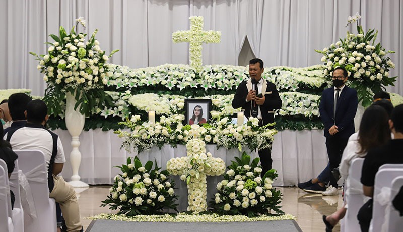 Isak Tangis Keluarga Pecah sebelum Laura Anna Dikremasi - Bagian 3