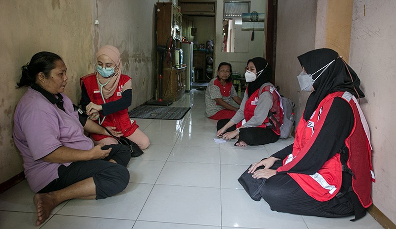 Para Dokter Muda Datangi Rumah-Rumah Warga untuk Cek Kesehatan - Bagian 1