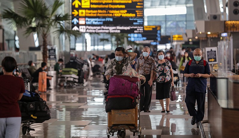 Penampakan Penumpang Bandara Soekarno Hatta Menumpuk di Terminal 3 - Bagian 3