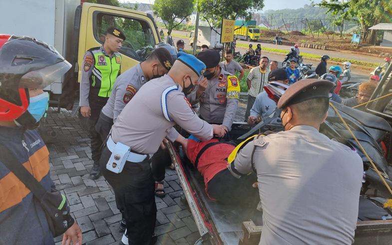Begini Aksi Sigap Anggota Dalmas Polda Jateng Tolong Korban Kecelakaan 