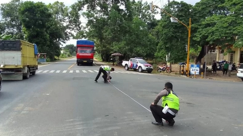 Sekda Lampung Timur dan Istri Kecelakaan