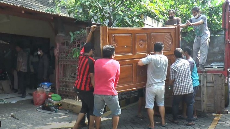 Gara-Gara Utang, Sekeluarga di Surabaya Diusir dari Rumah