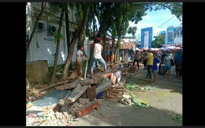 Pagar Puskesmas di Palembang Roboh Timpa Ibu dan Anak