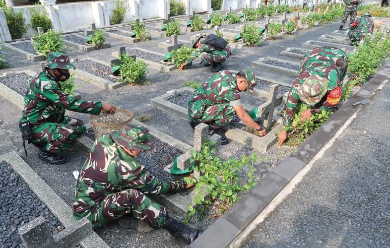 Hari Infanteri, Puluhan Prajurit TNI AD Bersihkan TMP Giri Tunggal Semarang