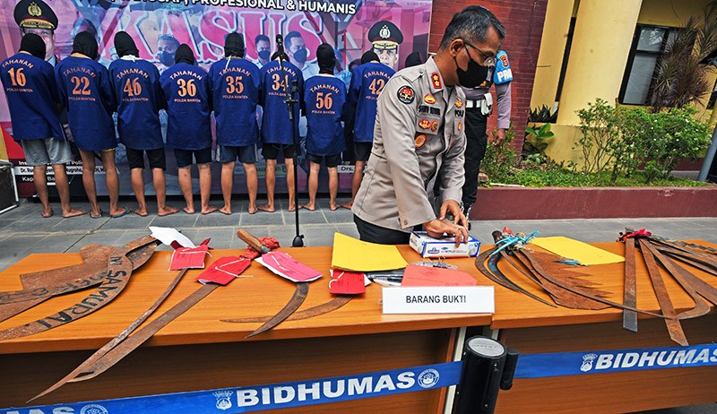 Kawanan Geng Motor Gunakan Celurit hingga Gergaji Besar untuk Ancam Warga - Bagian 1