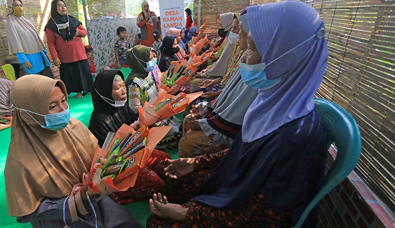 Lansia Sambut Hari Ibu di Indramayu - Bagian 2