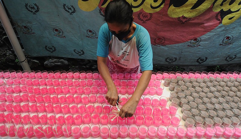 Produksi Lilin Meningkat Jelang Natal - Bagian 1