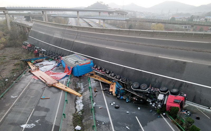 Jembatan Runtuh Timpa Jalan Tol, 4 Orang Tewas, 8 Luka-Luka