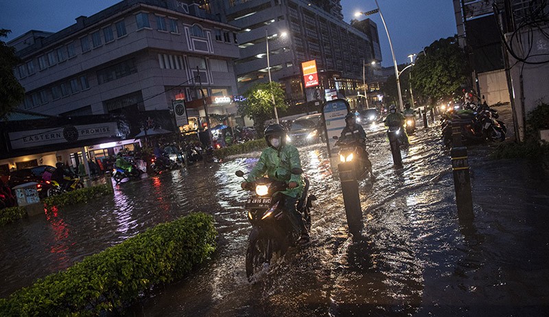 Jakarta Hujan Deras, Kawasan Kemang Terendam Banjir - Bagian 2