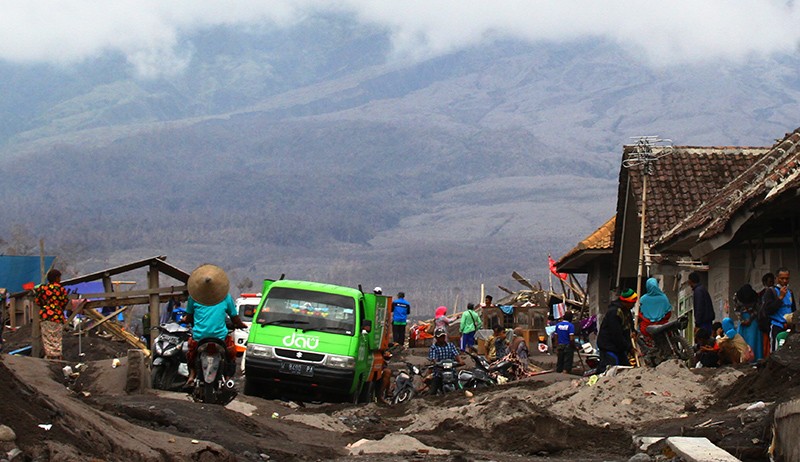 Warga Nekat Datangi Zona Merah Gunung Semeru meski Sudah Diperingatkan - Bagian 1