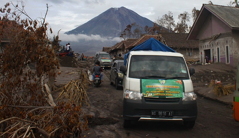 Warga Nekat Datangi Zona Merah Gunung Semeru meski Sudah Diperingatkan - Bagian 3