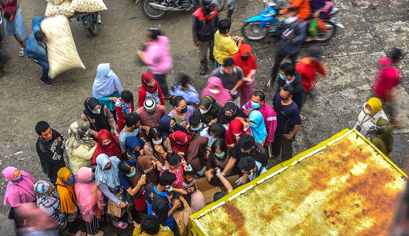 Potret Warga Palembang Berebut Membeli Minyak Goreng Murah - Bagian 4