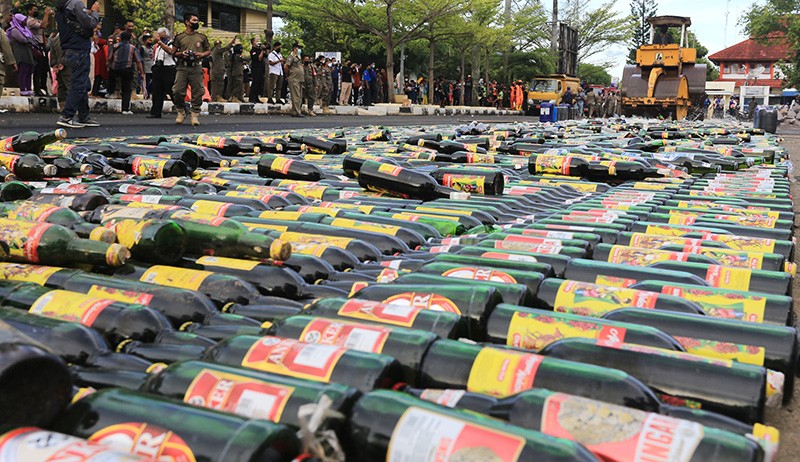 11.209 Botol Minuman Keras Hasil Operasi Pekat Dimusnahkan - Bagian 1