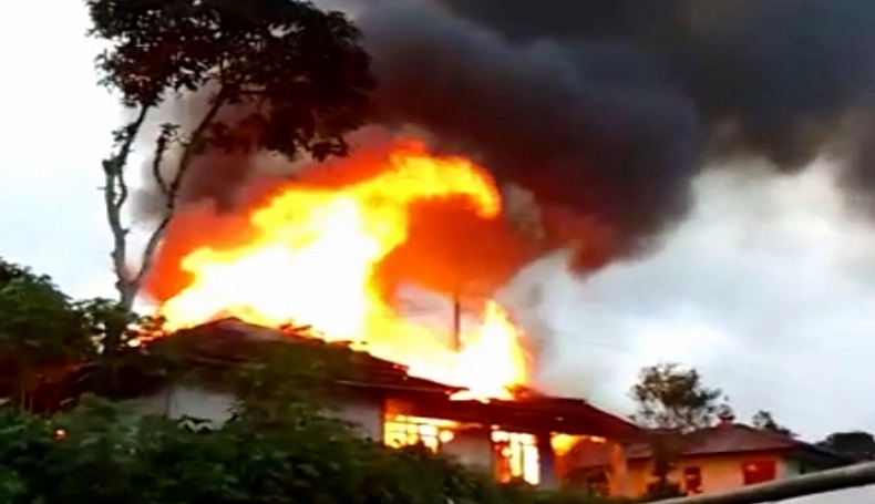 Disangka Anak Istri Masih di Dalam Rumah, Pria di Cianjur Nekat Terobos Kobaran Api