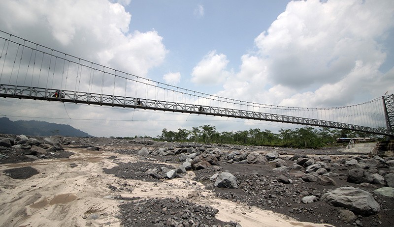 Jembatan Gantung Kaliregoyo Sepanjang 198 Meter Menghubungkan Desa di Lumajang - Bagian 1