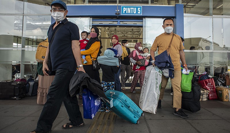 Suasana Terminal Pulo Gebang Ramai Penumpang Mudik Natal dan Tahun Baru - Bagian 1