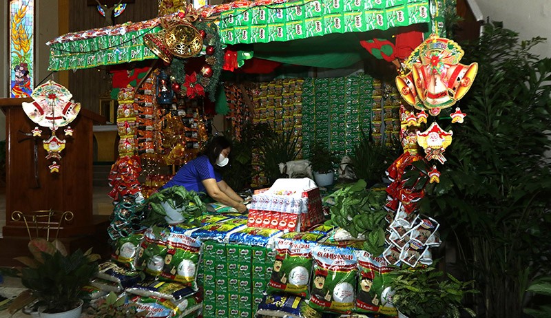 Minyak Goreng hingga Beras Jadi Hiasan Natal - Bagian 1