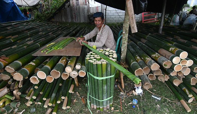 Penjualan Bambu untuk Nasi Jaha Jelang Natal - Bagian 1